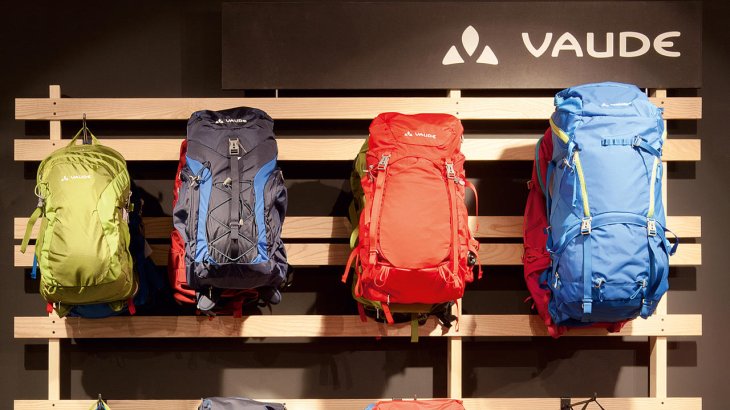 mb-151130-2013_Imagebilder_VAUDE_Stores_04 Blick auf farbenfrohe Rucksäcke in einem Vaude-Store.