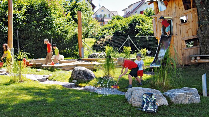 mb-151130-S12_0191_vaude_dambach_r Vaude-Kinderhaus vom Spielplatz fotografiert.
