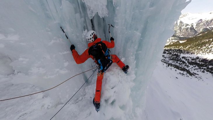 mb-151128-MAMMUT_concept360_4 Dani Arnold while climbing in Mammut gear.
