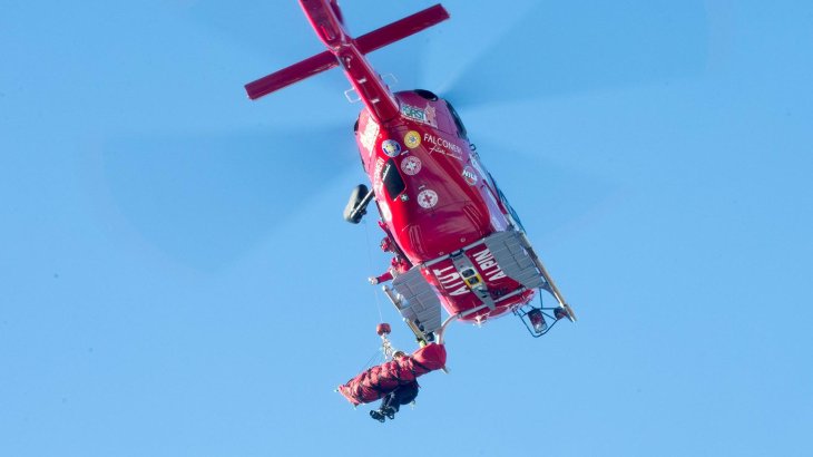 mb-Dainese_Mayer2 Matthias Mayer wird mit der Winde in den Helikopter gezogen