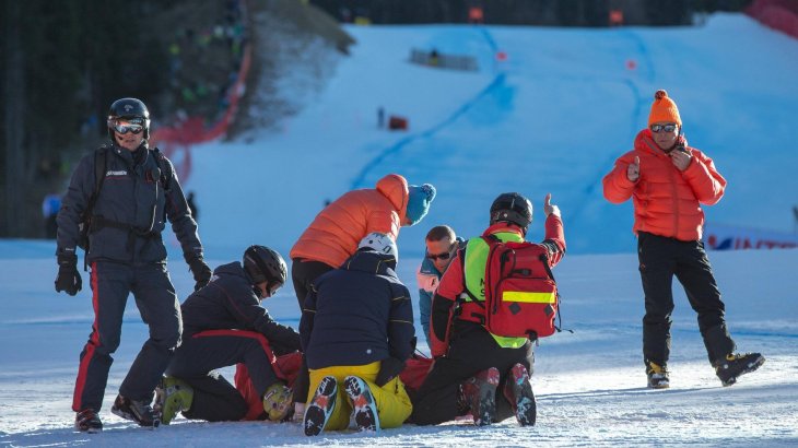 mb-Dainese_Mayer3 Rettungskräfte bereiten Matthias Mayer für den Abtransport vor