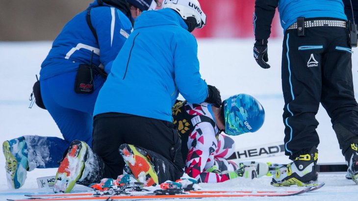 mb-Dainese_Mayer4 Nach dem Sturz sind sofort Rettungskräfte bei Matthias Mayer