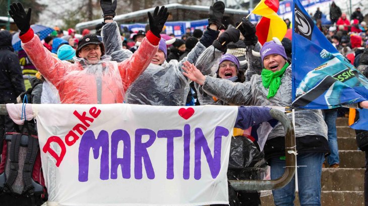 Fans jubeln mit Martin-Schmitt-Plakat