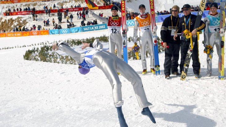 Schmitt macht einen Flick Flack nach dem Olympiasieg