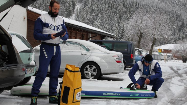 mb-sup_typ_mit_gelbem_rucksack Mario (li.) und Manuel Stecher bereiten sich auf die Ausfahrt auf dem leicht angefrorenen Heiterwanger See in Tirol vor