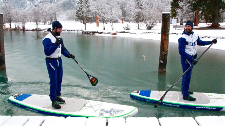 mb-sup_zwei_typen_auf_brettern Die Stecher-Zwillinge testen zunächst wie dick das Eis auf dem Bergsee ist