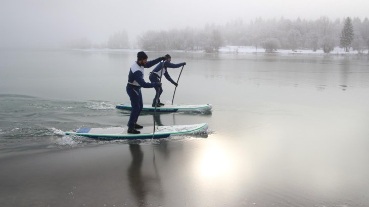 mb-sup_jep_die_beiden_von_der_seite_viel_wasser Langsam wird die Eisschicht immer dicker und die Zwillinge müssen sich ordentlich ins Zeug legen, um wieder ans Ufer zu kommen