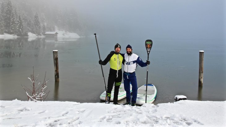 mb-sup_du_im_schicken_gelben_mit_einem_der_typen_vor_dem_wasser Mario Stecher (r.) und ISPO.com Redakteur Flo Pertsch nach der Ausfahrt