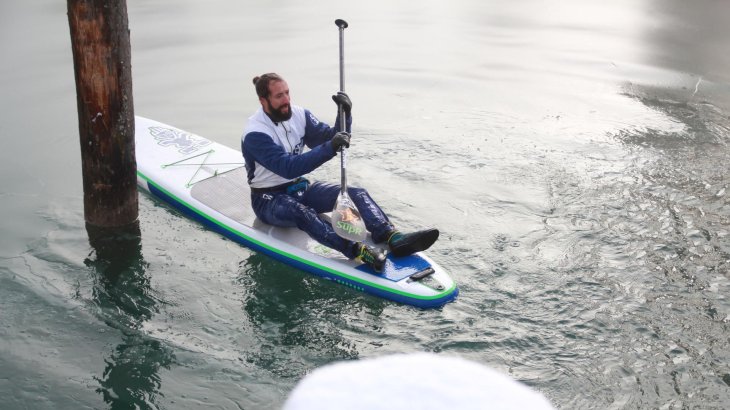 mb-sup_der_eine_typ_sitzend_auf_dem_brett_im_wasser Der erste Versuch geht noch daneben, aber die Trockenanzüge halten halbwegs dicht