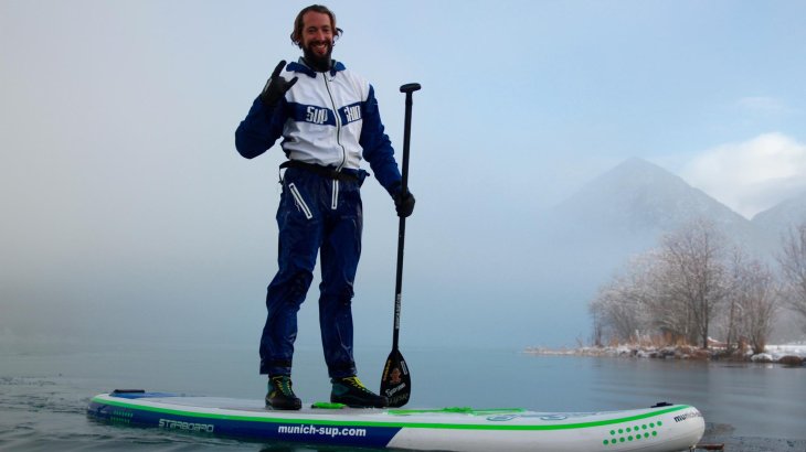 mb-sup_jetzt_steht_er_im_wasser_und_macht_so_ein_megacooles_zeichen_mit_seinen_fingern_wahnsinn_dufter_typ Manuel gibt sein Ok... Dazu reißen die Wolken auf, und die Sonne blitzt ein wenig durch