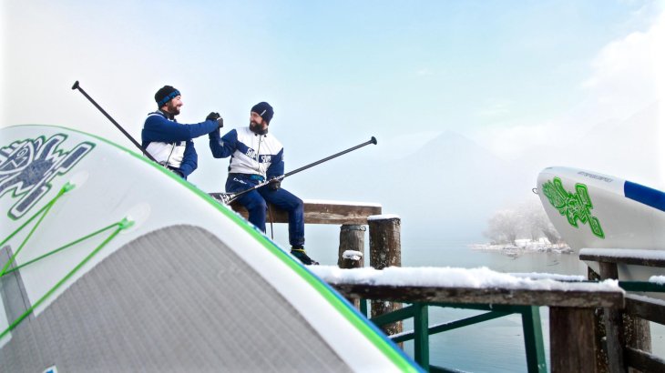 mb-sup_brett_im_vordergrund_die_typen_im_hintergrund_schlagen_ein_und_freuen_sich_dass_sie_so_geile_hipster-baerte_haben Zum Abschied noch einmal Sonnenschein. Tirol verabschiedet die beiden Stecher mit einem wunderschönen weißblauen Alpenpanorama
