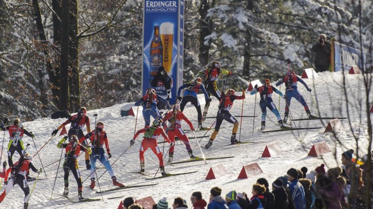 mb-Ruhpolding-Erdinger Biathleten fahren einen Berg hinauf.
