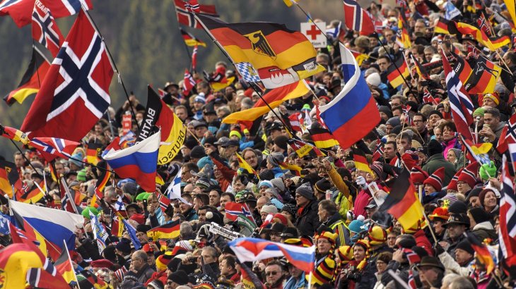 mb-Ruhpolding_Fans Fans jubeln in Ruhpolding