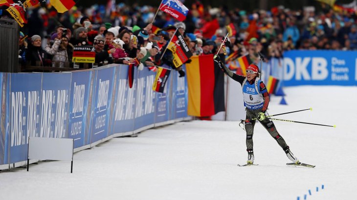 mb-Dahlheimer-Ziel Biathletin Laura Dahlmeier läuft ins Ziel ein