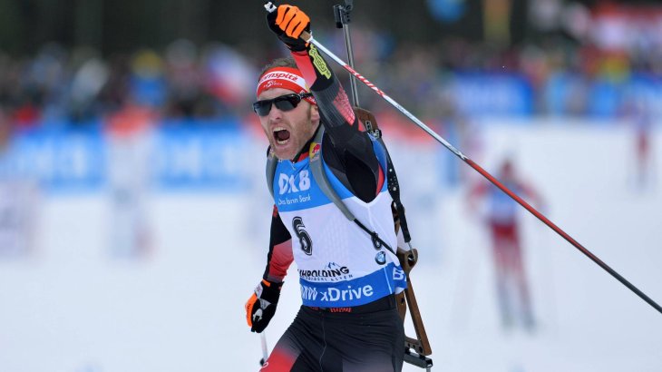 mb-Simon_Eder_Sieg Biathlet Simon Eder jubelt bei Zieleinfahrt