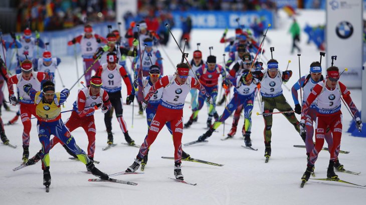 mb-MartinFourcade Martin Fourcade fährt vorne weg.