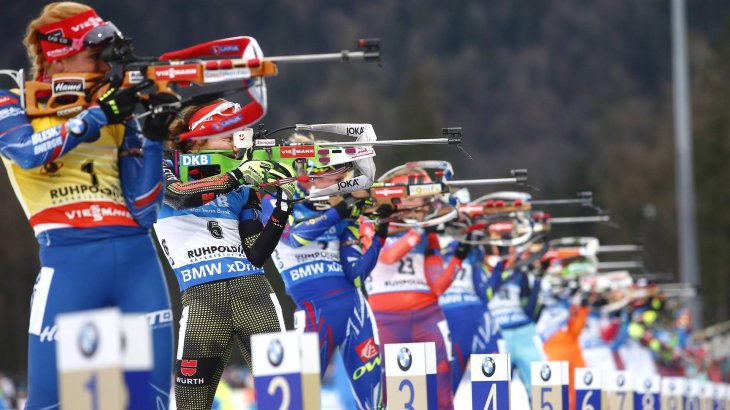 mb-Schiessen_Ruhpolding Biathletinnen am Schießstand.