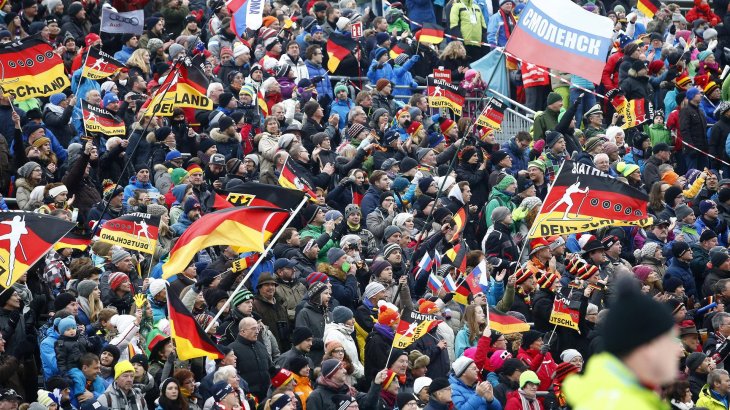 mb-Fans-in-Ruhpolding Die Fans feiern in Ruhpolding.