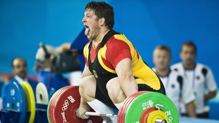 mb-Steiner_2_Versuch Matthias Steiner streckt die Zunge heraus vor Anstrengung.