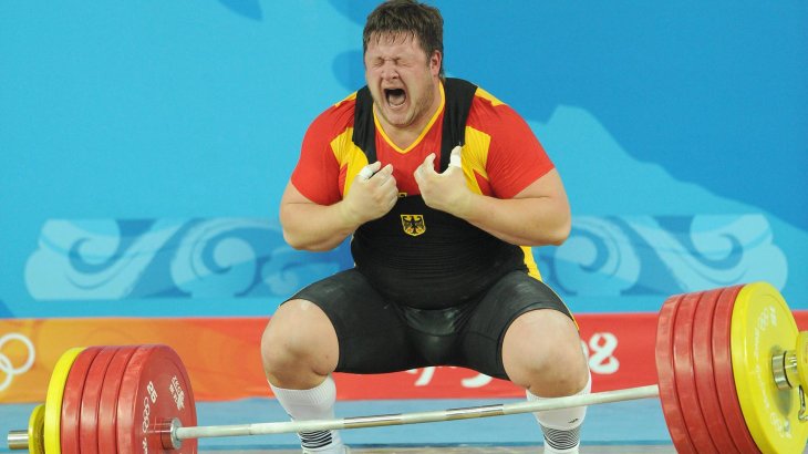 mb-Steiner_Feier Matthias Steiner hat's geschafft: Er ist Olympiasieger und geht zu Boden vor Freude.