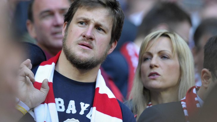 Steiner_Bayernschal Steiner mit Frau Inge beim Champions-League-Spiel des FC Bayern in Madrid.