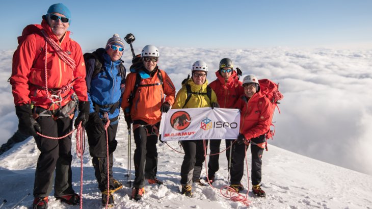 mb-MB-ISPO-Schild ISPO und Mammut beim Aufstieg auf den Mont Blanc.