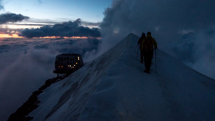 mb-MB-bei-Nacht Rolf Schmid (links) und Klaus Dittrich nahe des Refuge du Goûter (4304m).