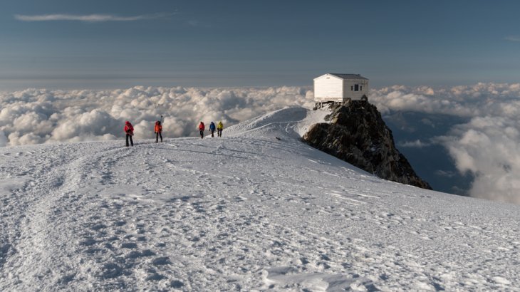 mb-MB-weisse-Huette Eine Hütte im Schnee