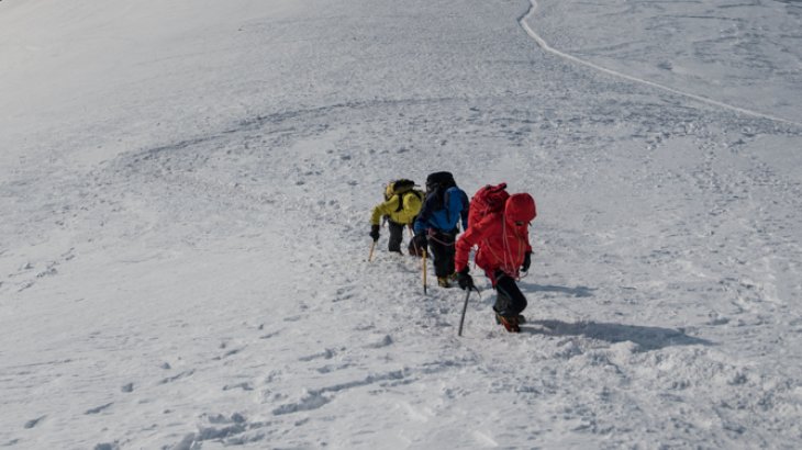 mb-MB-Crew-im-Schnee Die Crew wandert durch den Schnee.