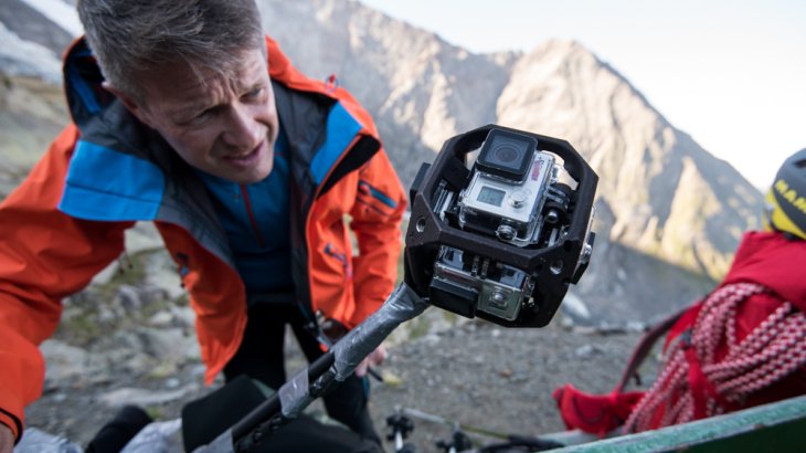 mb-Schmid-mit-Kamera Rolf Schmid überprüft die Kameras für das Mammut #project360.