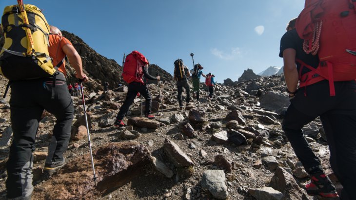 mb-MB-erster-Aufstieg Die ersten Meter von der Endstation der Zahnradbahn am Nid d’Aigle (2386m).