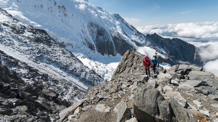 mb-MB-Vor-weissem-Berg Im Anstieg zur Aiguille du Goûter mit der gewaltigen Eisflanke der Aiguille de Bionnassay im Hintergrund.