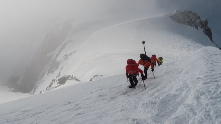 mb-MB-Wolken Am Bosses-Grat zieht urplötzlich von italienischer Seite eisiger Nebel auf.