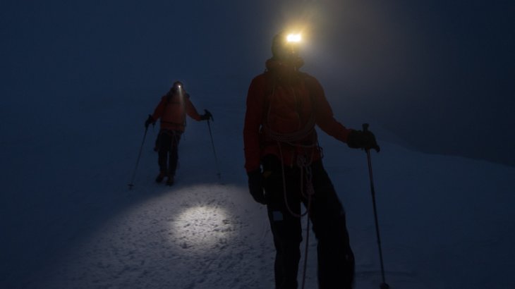 mb-bei_Nacht_2 Noch wenige Meter bis zum Refuge du Goûter (4304m).