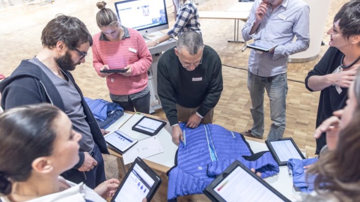 mb-Award-Jury_3 Die Apparel-Jury bewertet eine Jacke.