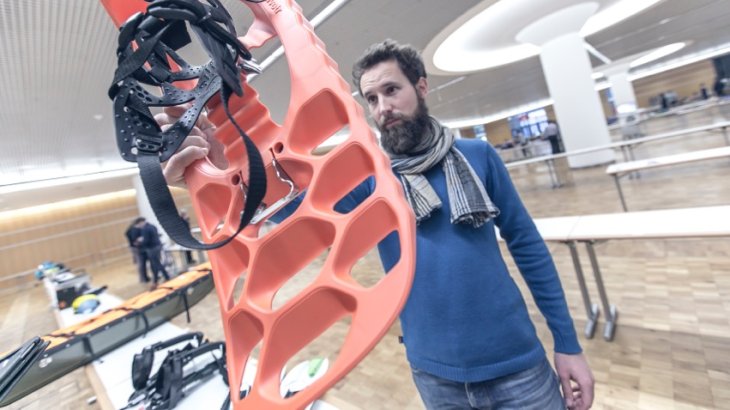 mb-Award-Jury_7 Benjamin Marias testet einen für den ISPO AWARD 2016 eingereichten Schneeschuh.