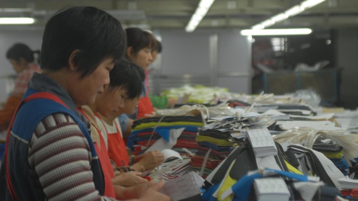 mb-en-Produktion-KTC Workers at the KTC factory at work