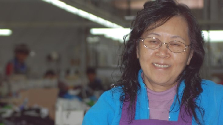 mb-en-Naeherin-bei-KTC A worker in the KTC-factory