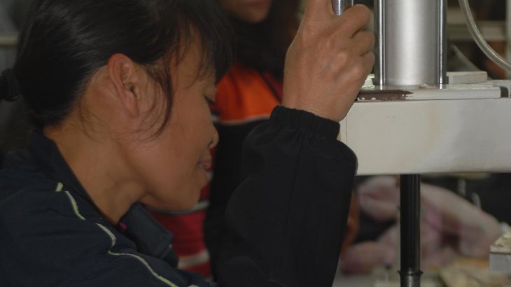 mb-en-KTC-needlewomen Working with laminates requires close attention.