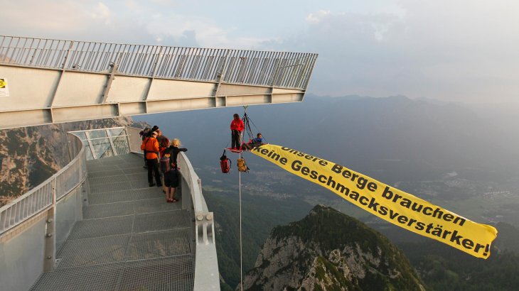 mb-160118-alpspix_3 Stefan Glowacz bei einer Protestaktion in Garmisch-Partenkirchen.