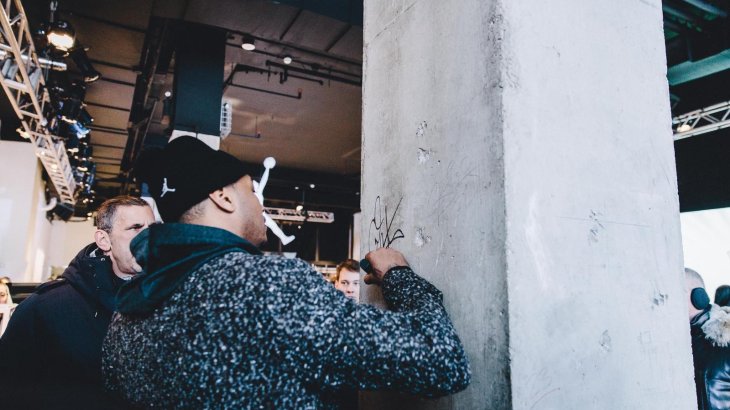 mb-Jordan-Shop_6 Der Shop kommt auch bei den NBA-Stars an: Russell Westbrook verewigt sich auf einer Wand im Jordan-Shop.