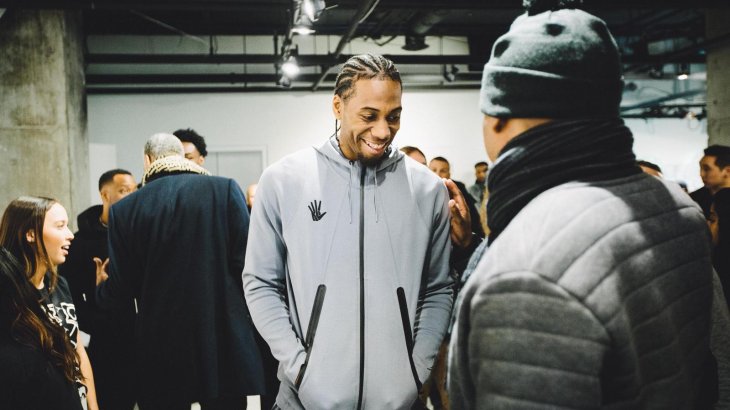 mb-Jordan-Shop-7 Nahm sich Zeit für die Fans: Kawhi Leonard von den San Antonio Spurs durfte sein erstes All-Star-Game spielen und schaute noch bei Jordan vorbei.
