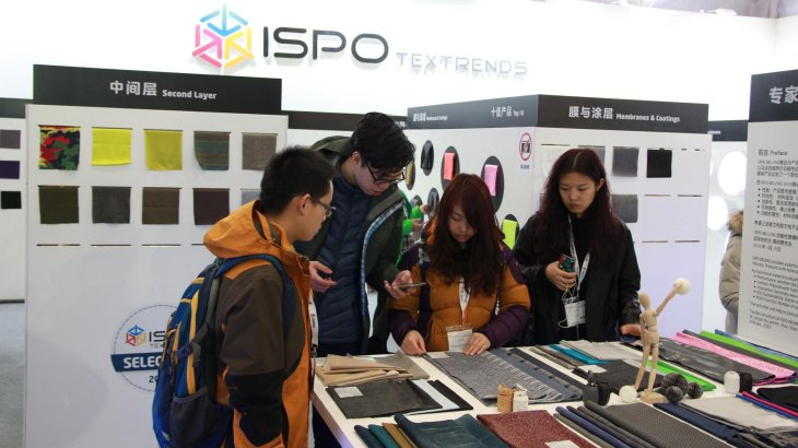 mb-ISPO-BEIJING-8 Das Fachpublikum greift die Idee, die Stoffe aktiv zu fühlen und zu testen sehr gut auf...