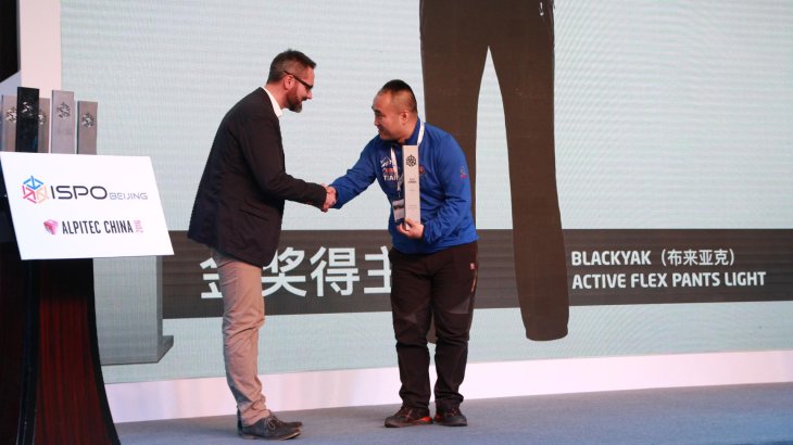 mb-ISPO-BEIJING-10 Auch bei den Hosen erfolgreich: Black Yak Sales Director Hongtao An bedankt sich bei Tobias Gröber