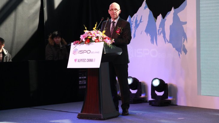 mb-ISPO-BEIJING-15 Ehre wem Ehre gebührt: Klaus Dittrich, Vorsitzender der Geschäftsführung der Messe München, hält die Eröffnungsrede im China National Convention Center
