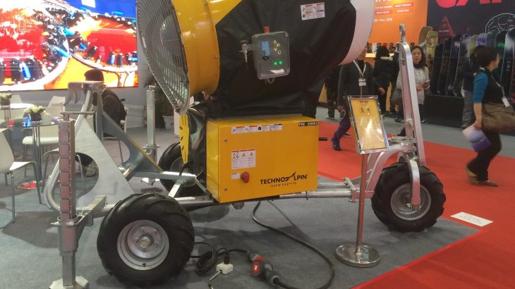 mb-ispo_beijing_2602_3 Geld gibt es in China für Ski-Projekte zwar reichlich, Schnee nicht immer. Daher helfen auch dort Schneekanonen auf der Piste nach.