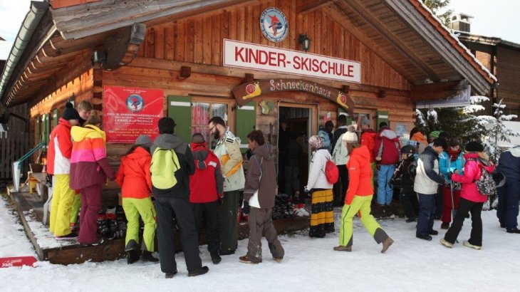 mb-Schiffelmann_2 Erst mal werden alle mit der richtigen Ausrüstung ausgestattet: Schneehosen, Mützen und Ski für jeden