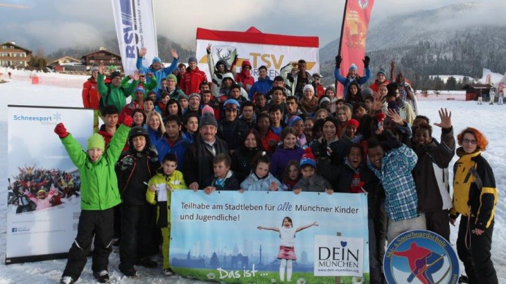 mb-schiffelmann Abschlussfoto: 62 Jugendliche aus Bürgerkriegsregionen zusammen mit allen ehrenamtlichen Helfern am Wintersport Tag der "Schneesport Stiftung"
