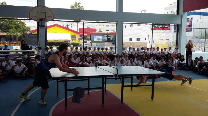mb-headis_duell A tough Headis duel - The kids are excited and follow each rally mesmerized.