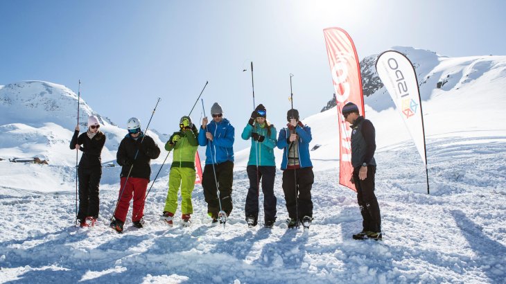 mb-Freeride-1 Gemeinsames Sondieren des Lawinenkegels in der Gruppe.